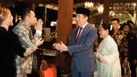 Begini momen pertemuan Raffi Ahmad dengan Jokowi. Ia tampak ramah dan bersalaman saat Presiden ke-7 RI itu hendak menghampiri. (Foto: dok Instagram raffinagita1717)