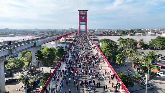 Ribuan warga memadati Jembatan Ampera saat uji coba ketiga Car Free Day