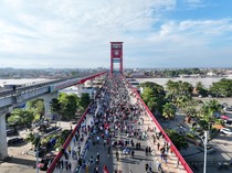 Ribuan Warga Padati Uji Coba CFD di Jembatan Ampera, Lalu Lintas Lancar