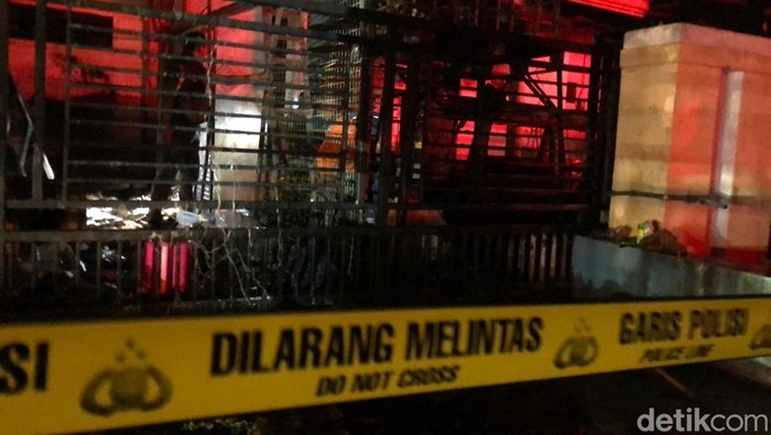 Penampakan ruko di Sukorejo Blitar terbakar
