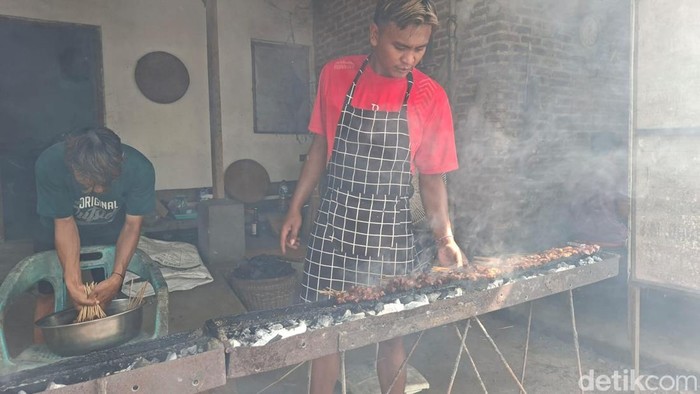 Sate Kambing Sor Nongko Nganjuk terkenal empuk, murah, dan laris hingga 500 pembeli per hari.