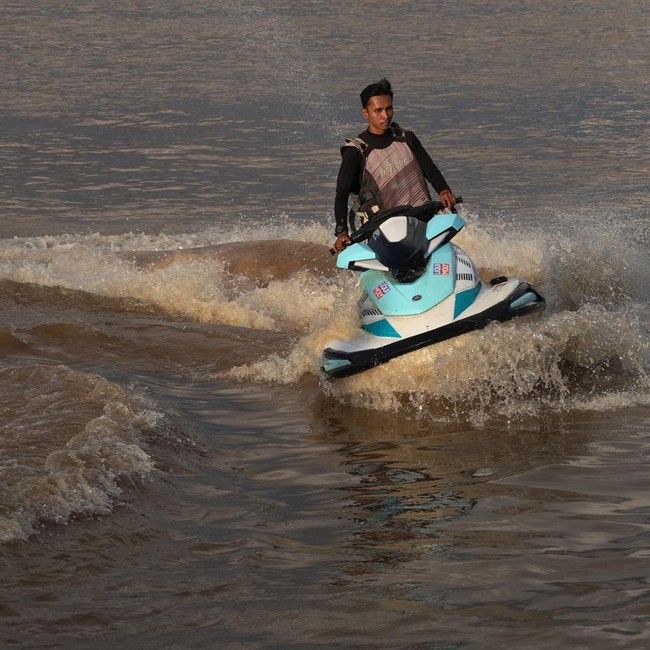 Potret Serunya Melintasi Sungai Kapuas Pakai Jet Ski