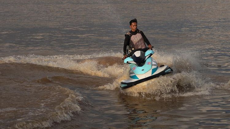 Potret Serunya Melintasi Sungai Kapuas Pakai Jet Ski