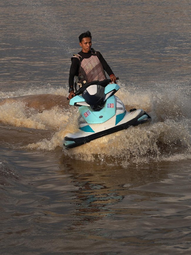 Potret Serunya Melintasi Sungai Kapuas Pakai Jet Ski