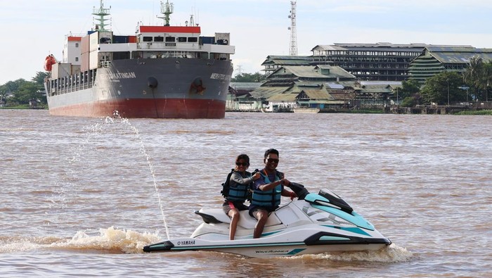 Seorang warga bermain jet ski di Sungai Kapuas, Pontianak, Kalimantan Barat, Minggu (10/5/2026). Wisata olahraga minat khusus berupa tur jet ski yang dikelola Panorama Group Indonesia tersebut dipasarkan dengan tarif Rp450 ribu hingga Rp2,6 juta untuk durasi 15 menit hingga 60 menit. ANTARA FOTO/Jessica Wuysang