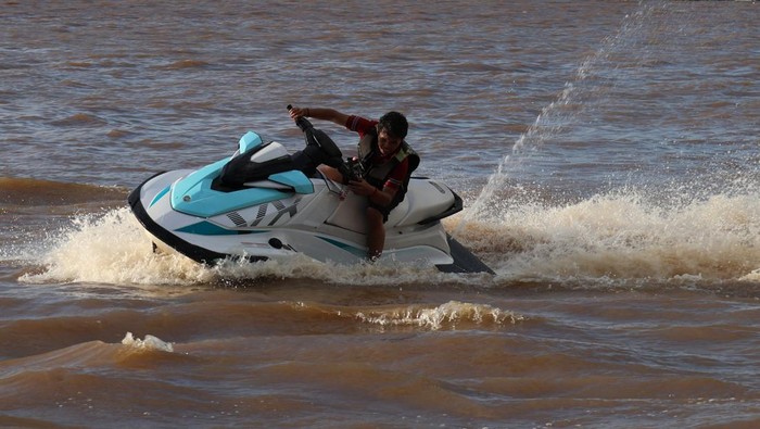 Seorang warga bermain jet ski di Sungai Kapuas, Pontianak, Kalimantan Barat, Minggu (10/5/2026). Wisata olahraga minat khusus berupa tur jet ski yang dikelola Panorama Group Indonesia tersebut dipasarkan dengan tarif Rp450 ribu hingga Rp2,6 juta untuk durasi 15 menit hingga 60 menit. ANTARA FOTO/Jessica Wuysang