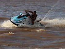 Sensasi Menyusuri Sungai Kapuas dengan Jet Ski di Pontianak