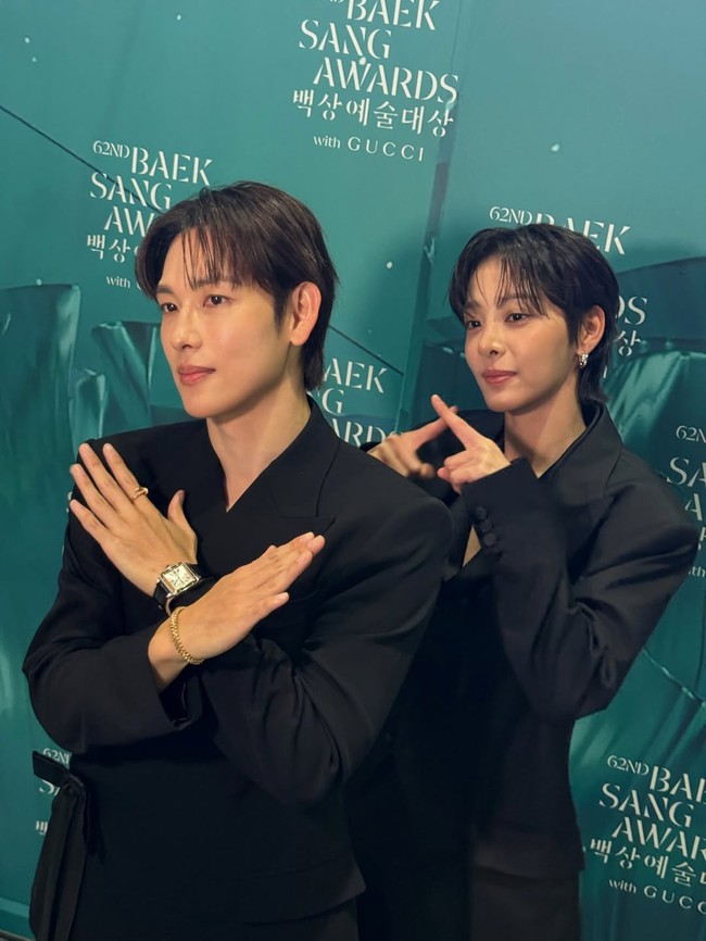 Di balik panggung Baeksang Arts Awards 2026, Seol In Ah dan Im Siwan juga membuat konten bersama, meningkatkan antusiasme penggemar dengan chemistry mereka di drama romantis itu. Foto: dok. Instagram @_seorina