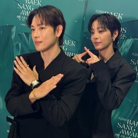 Di balik panggung Baeksang Arts Awards 2026, Seol In Ah dan Im Siwan juga membuat konten bersama, meningkatkan antusiasme penggemar dengan chemistry mereka di drama romantis itu. Foto: dok. Instagram @_seorina