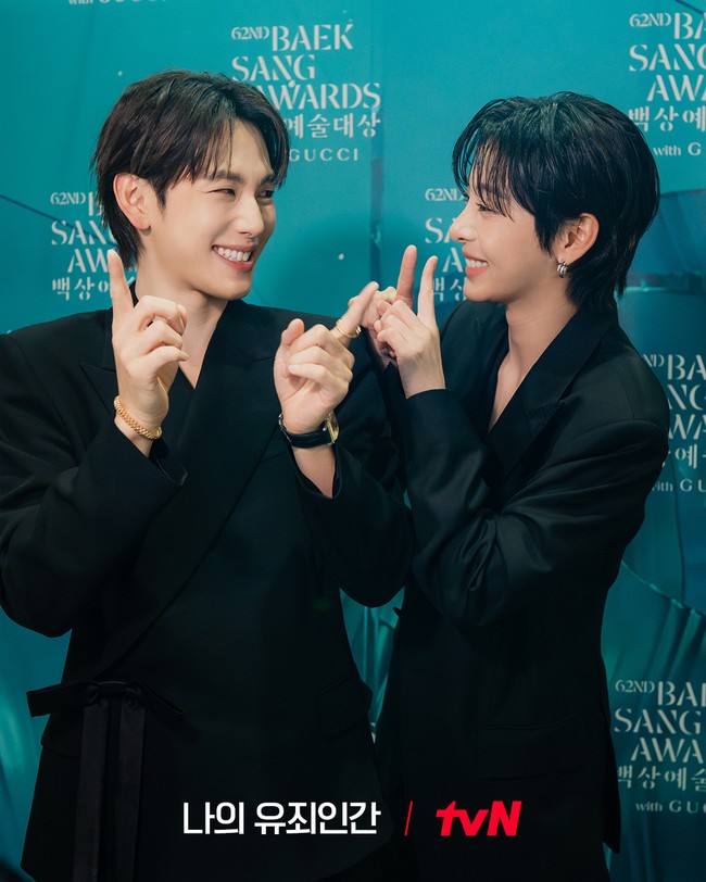 Ia hadir bersama lawan mainnya, Im Siwan untuk membacakan nominasi Popularity Award. Foto: dok. Instagram @_seorina