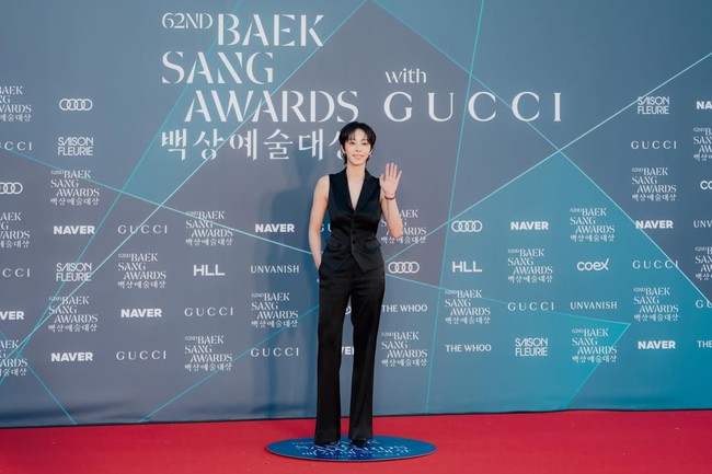 Penampilan Seol In Ah dengan rambut cepak viral sejak tim produksi drama Korea Love in Disguise membagikan bocoran fotonya. Saking panglingnya, ia nyaris tak dikenali. Penggemar dapat menantikan penayangannya di akhir 2026. Foto: dok. Instagram @_seorina