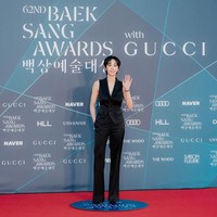 Penampilan Seol In Ah dengan rambut cepak viral sejak tim produksi drama Korea Love in Disguise membagikan bocoran fotonya. Saking panglingnya, ia nyaris tak dikenali. Penggemar dapat menantikan penayangannya di akhir 2026. Foto: dok. Instagram @_seorina