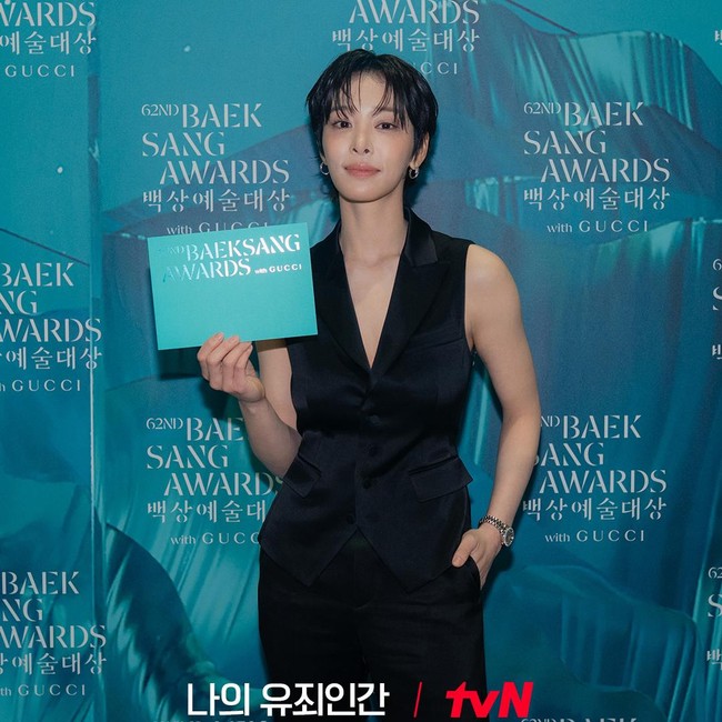 Gaya Seol In Ah Berambut Cepak di Baeksang Awards, Cantik Sekaligus Tampan
