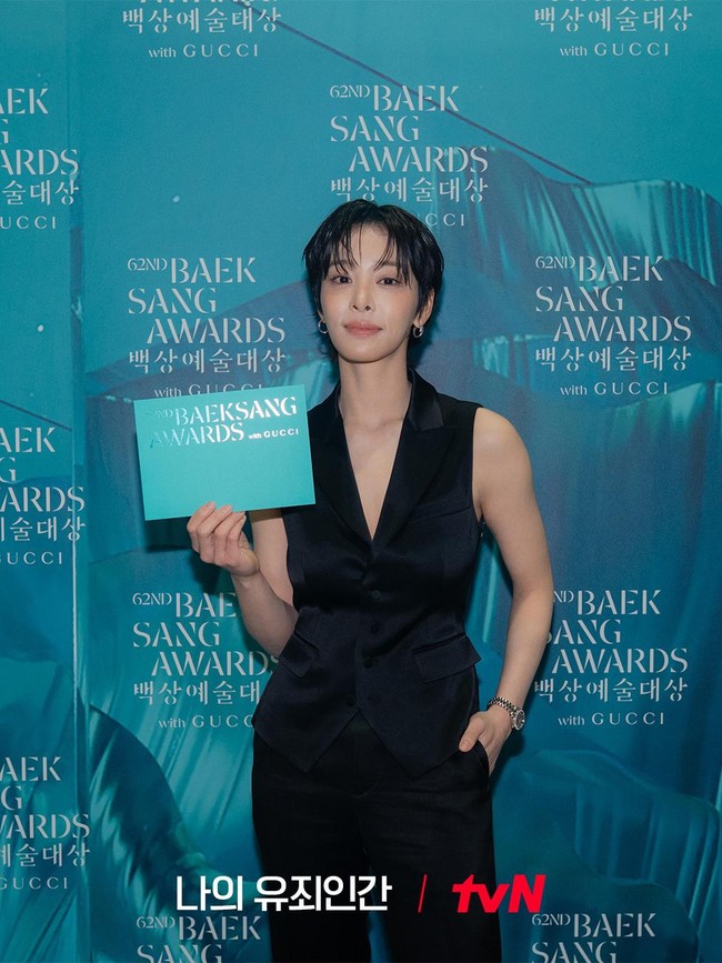 Gaya Seol In Ah Berambut Cepak di Baeksang Awards, Cantik Sekaligus Tampan