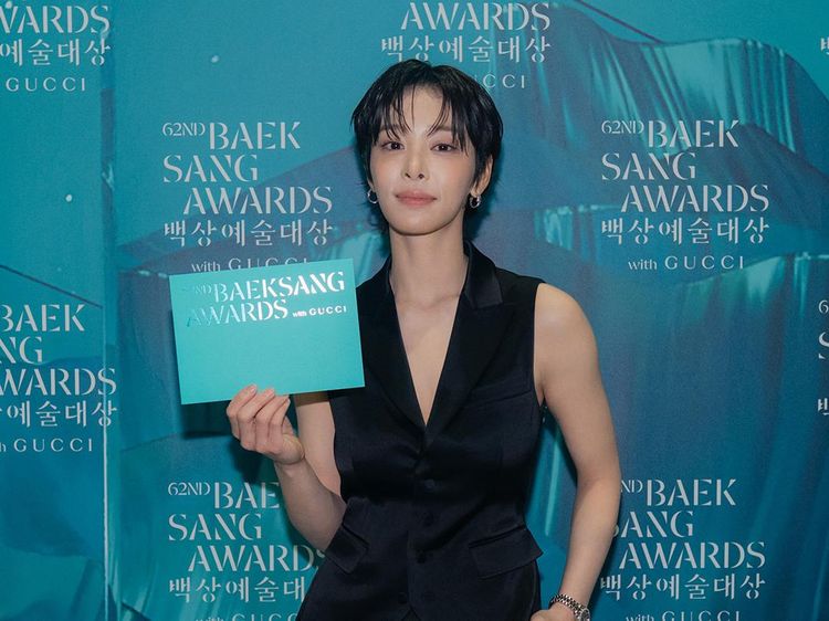 Gaya Seol In Ah Berambut Cepak di Baeksang Awards, Cantik Sekaligus Tampan