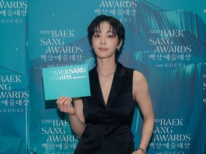Gaya Seol In Ah Berambut Cepak di Baeksang Awards, Cantik Sekaligus Tampan