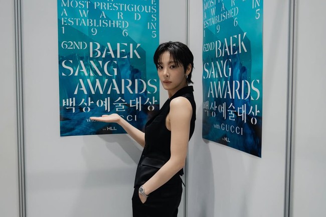 Visual Seol In Ah juga banjir pujian penggemar. Banyak yang mengatakan visualnya cantik sekaligus tampan dengan potongan rambut cepak. Foto: dok. Instagram @_seorina
