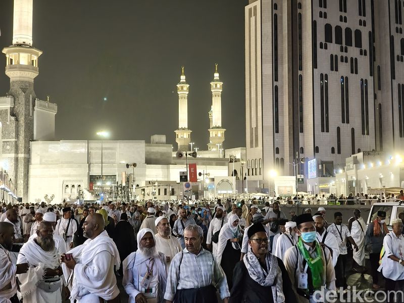 Situasi Masjidil Haram setelah bubaran salat Isya Situasi Masjidil Haram setelah bubaran salat Isya.