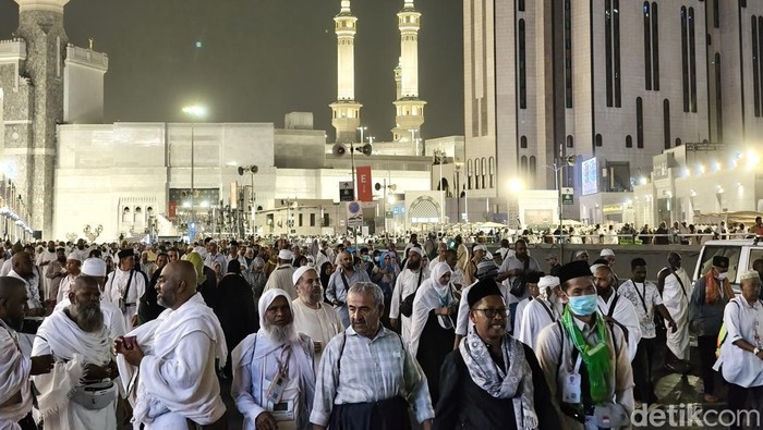 Situasi Masjidil Haram setelah bubaran salat Isya.