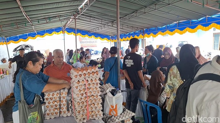 Suasana pasar murah di Kota Mataram beberapa waktu lalu. (Foto:Nathea Citra/detikBali)