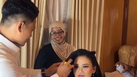Viral Aksi Pengantin Pria Tata Rambut Pengantin Wanita di Hari Pernikahan