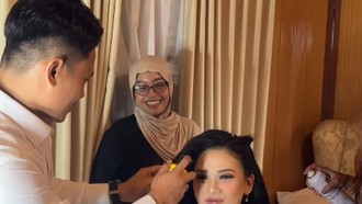 Viral Aksi Pengantin Pria Tata Rambut Pengantin Wanita di Hari Pernikahan