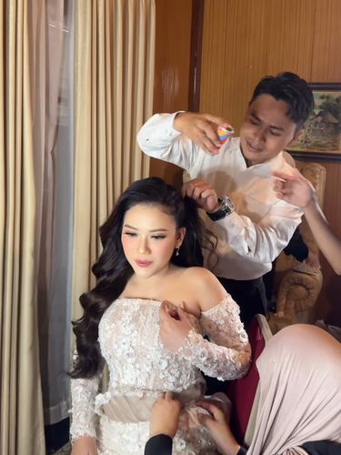 Suasana saat Reval Alip rias sendiri rambut istri saat nikah. Postingan tersebut langsung curi atensi warganet.