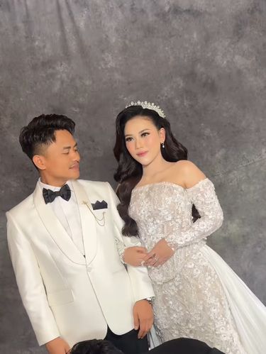 Suasana saat Reval Alip rias sendiri rambut istri saat nikah. Postingan tersebut langsung curi atensi warganet.