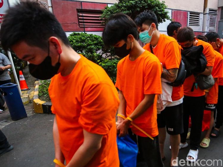 Tampang Ratusan WNA Tersangka Judi Online saat Diamankan Aparat