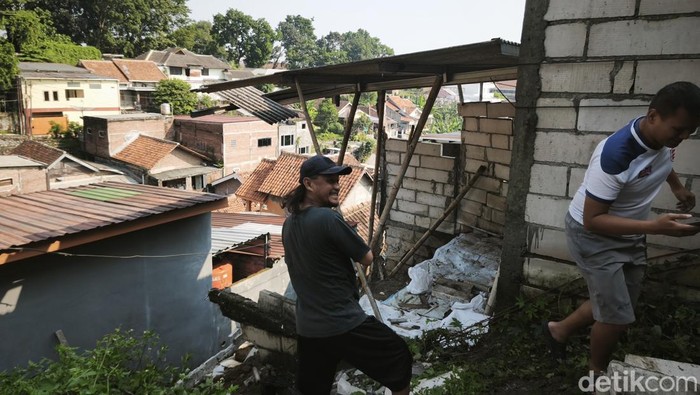 Kondiri rumah milik Haris, warga Manyaran, Kecamatan Semarang Barat, Kota Semarang, usai terdampak longsor, Minggu (10/5/2026).