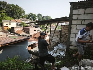Longsor Rusak Rumah Warga di Manyaran Semarang