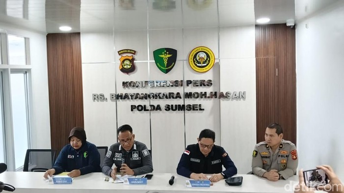 TIM DVI saat merilis update kondisi pemeriksaan jenazah korban kecelakaan Bus ALS