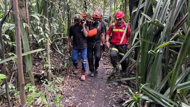 Tim SAR gabungan membawa kantong jenazah korban erupsi gunung api Dukono di Halmahera Utara, Maluku Utara, Minggu (10/5).