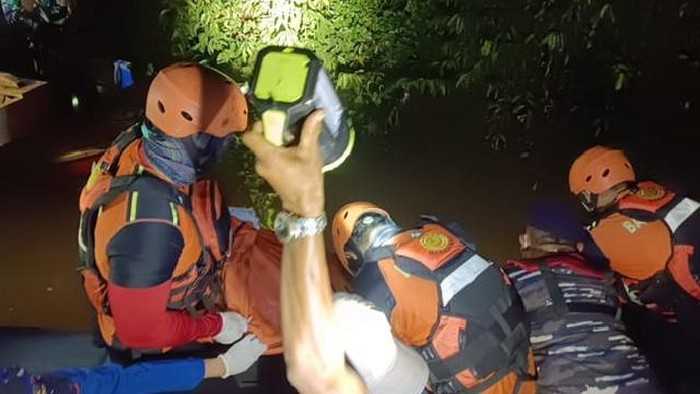 Tim SAR saat evakuasi nelayan yang tewas tenggelam di Lampung