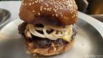 Jualan di Teras Rumah, Burger ala Amerika Ini Laris Manis!