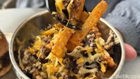 Kalau makan burger di sini juga harus mencoba Loaded Fries. Berupa kentang goreng fresh cut yang digoreng hingga garing dibumbui smoked pepper dan sajiannya komplet karena dengan keju cheddar, beef patty cincang, dan saus baba mayo. Foto: Yenny Mustika Sari/detikcom