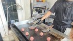 Jualan di Teras Rumah, Burger ala Amerika Ini Laris Manis!