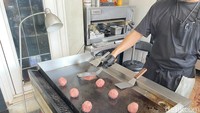 Pemiliknya adalah seorang pasutri bernama Aaron dan Yalie. Mereka mengulik sendiri untuk menu yang ditawarkan, termasuk sajian tiga jenis acar untuk sajian burgernya. Foto: Yenny Mustika Sari/detikcom