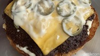 Ada juga Jalapeno Burger (Rp 60.000). Awalnya ini hanya dijadikan menu musiman, tapi kini akan ditawarkan reguler. Isian burgernya hanya terdiri atas beef patty juicy, saus mayo garlic, caramelized onion, keju cheddar, dan pickles jalapeno. Foto: Yenny Mustika Sari/detikcom