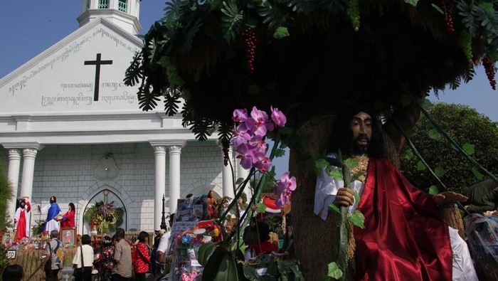 Warga beraktivitas di sekitar instalasi yang dihias dengan hasil bumi saat penyelenggaraan tradisi Riyaya Unduh-unduh di Gereja Kristen Jawi Wetan (GKJW) Mojowarno, Kabupaten Jombang, Jawa Timur, Minggu (10/5/2026). Instalasi pada kegiatan tradisi akulturasi Kristiani dan budaya Jawa yang digelar sebagai ungkapan syukur atas hasil panen dan berkat pemberian Tuhan YME ini diarak keliling kemudian dilelang, dan hasilnya dimanfaatkan untuk kebutuhan serta kesejahteraan gereja. ANTARA FOTO/Syaiful Arif
