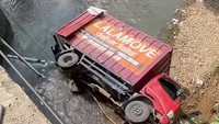 Tali Gas Putus Saat Menanjak, Truk di Bogor Mundur hingga Nyebur ke Sungai