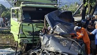 Kecelakaan Beruntun Truk dan Mobil di Padang Tewaskan 3 Orang