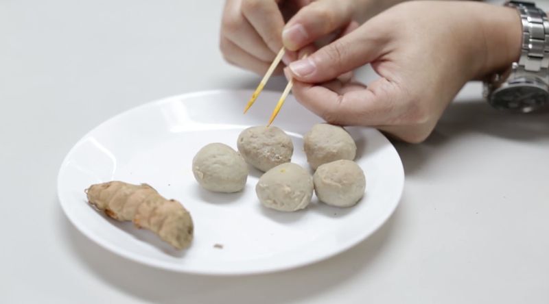 Uji sederhana kandungan boraks pada bakso dengan tusuk gigi dan kunyit. Uji sederhana kandungan boraks pada bakso dengan tusuk gigi dan kunyit.
