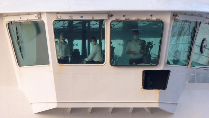 Suasana tegang menyelimuti pelabuhan Granadilla de Abona di Tenerife, Spanyol, setelah kapal pesiar MV Hondius tiba usai terdampak wabah hantavirus, Minggu (10/5/2026). Kedatangan kapal tersebut langsung mendapat penanganan ketat dari petugas keamanan dan tim kesehatan yang mengenakan alat pelindung diri (APD). REUTERS/Hannah McKay