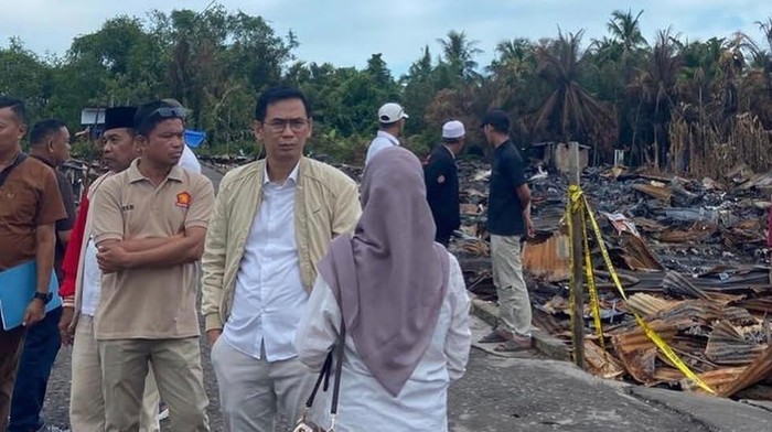 Wakil Ketua III DPRD Jambi, Faizal Riza saat tinjau lokasi kebakaran rumah warga.