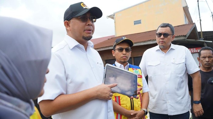 Wakil Ketua Komisi VI DPR RI Andre Rosiade meninjau rencana pembangunan jalan alternatif di belakang Pasar Koto Baru, Kabupaten Tanah Datar, Sumatera Barat.