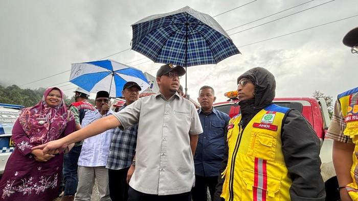 Wakil Ketua Komisi VI DPR RI Fraksi Gerindra Andre Rosiade bersama Kepala BPJN Sumatera Barat Elsa Putra Friandi meninjau pembangunan jalan di Kecamatan Malalak, Agam, Sumatera Barat. (dok istimewa)