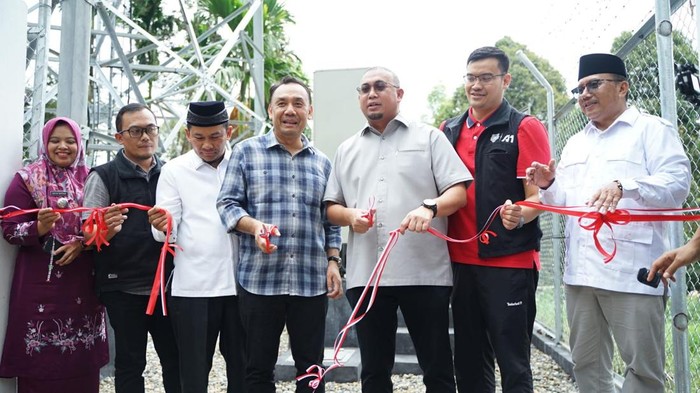 Wakil Ketua Komisi VI DPR RI Fraksi Gerindra Andre Rosiade meresmikan operasional tower BTS Telkomsel di Nagari Malalak Selatan, Kecamatan Malalak, Kabupaten Agam, Sumatra Barat. (dok istimewa)