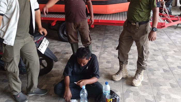 Wanita ODGJ diamankan petugas Satpol PP Kota Semarang saat hendak membeli rokok di sebuah kios di Jalan Anjasmoro di Kecamatan Semarang Barat.