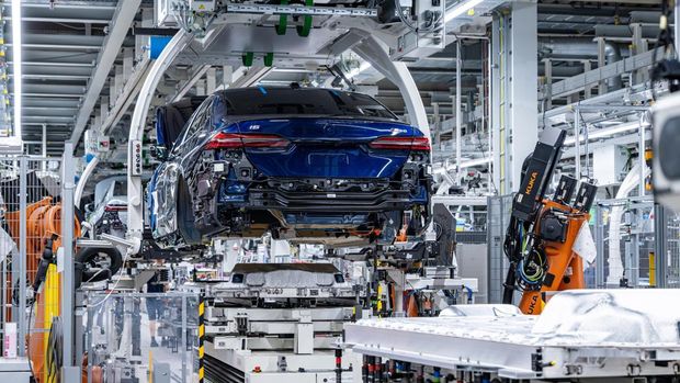 Wujud BMW i5 M60 xDrive warna Tansanit Blue menjadi mobil listrik ke 2 juta yang sudah diproduksi oleh BMW